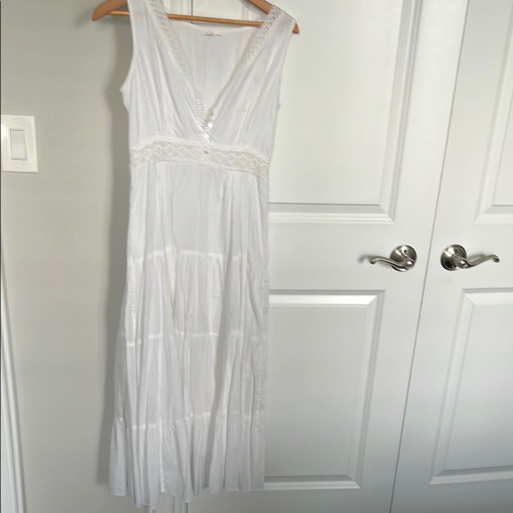 Elegant White Sleeveless Dress